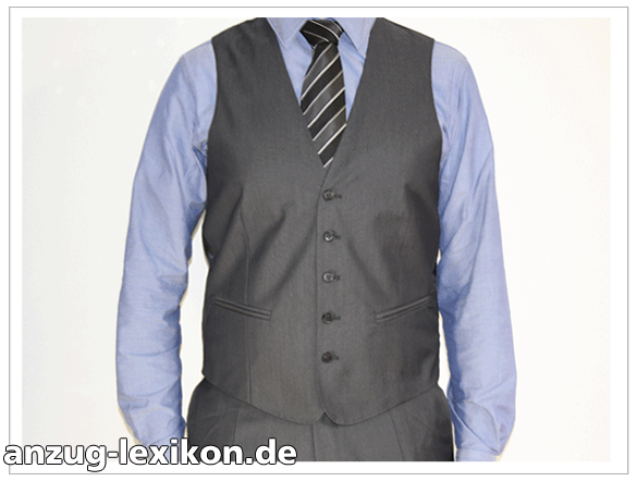 Ein Herren Business-Anzug mit Weste in dunkelgrau und schwarz-grau-weiß gestreifter Krawatte