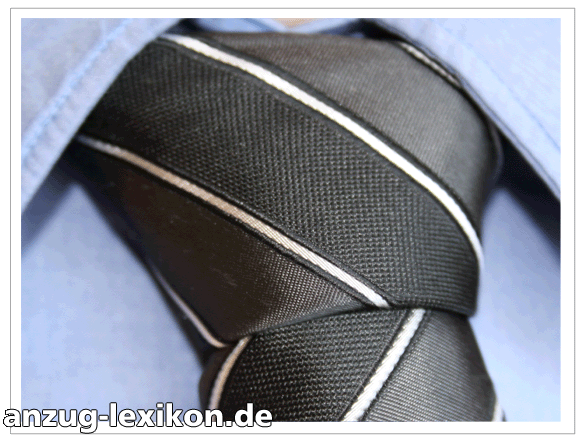 Nahaufnahme Krawattenknoten mit quergestreifter Krawatte