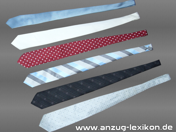 Symbolbild verschiedener Krawatten - rot - hellblau - blau-silber-gestreift - schwarz