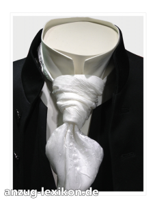 Vatermörder-Kragen in Kombination mit einem Frack und einem Plastron an einem Hochzeitsanzug