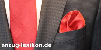 Rotes Einstecktuch - Rosetten-Faltung