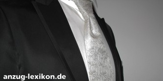 Helles Plastron (Ausschnitt)