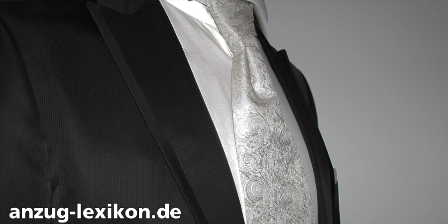 Helles Plastron (Ausschnitt)